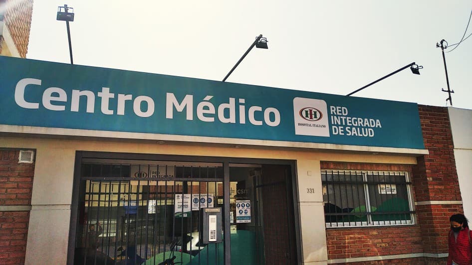 Fachada del Centro Médico Alta Gracia en Nahal 331, con el cartel de la Red Integrada de Salud del Hospital Italiano